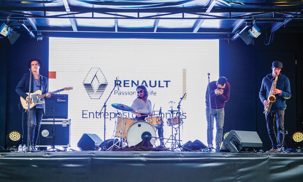 Atuação da banda Moonshiners no lançamento do novo Renault Mégane